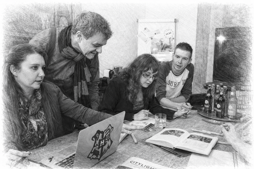 Mitarbeiter bei strategischer Markenplanung mit Konzeptskizzen