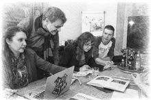 Mitarbeiter bei strategischer Markenplanung mit Konzeptskizzen