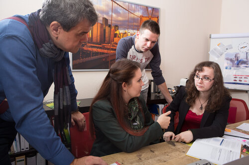 Strategie entsteht nicht zufällig. Sie entsteht aus Analyse, klaren Prioritäten und Entscheidungen, die Wirkung vor Aktion stellen.